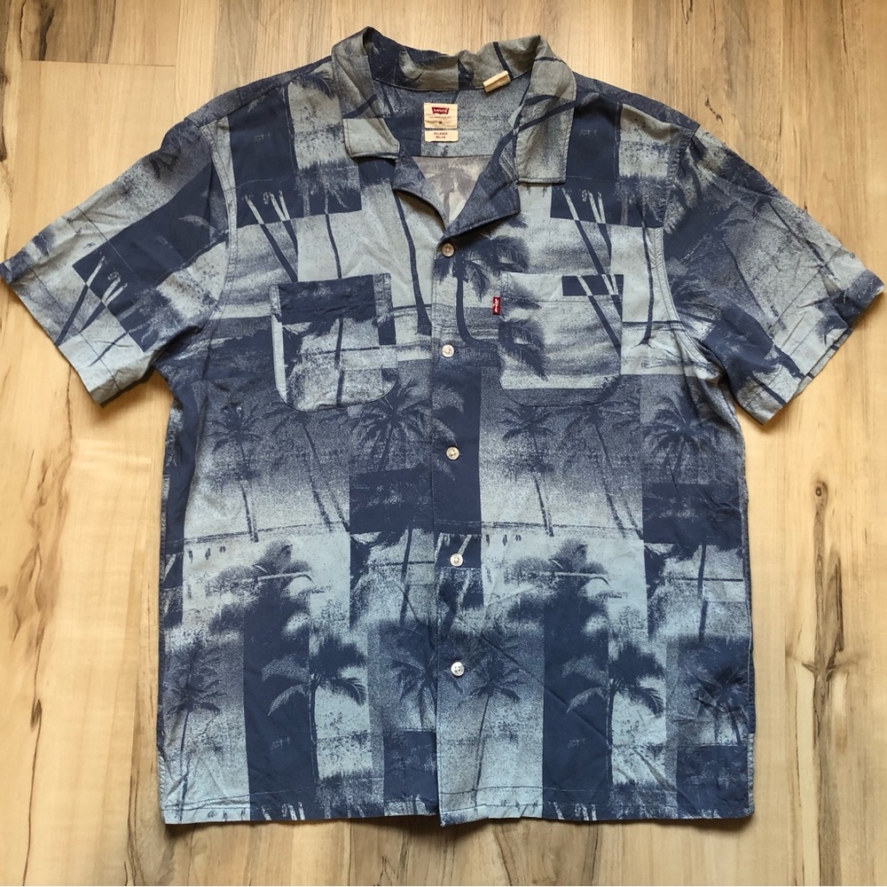 ✨$12 Clear Out ✨ Levi's Navy and Light Blue Palm-Print Relaxed Fit Camp Shirt